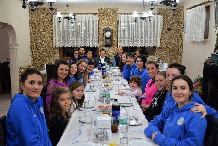 Başkan Bakıcı Voleybolcular İle Bir Araya Geldi G1