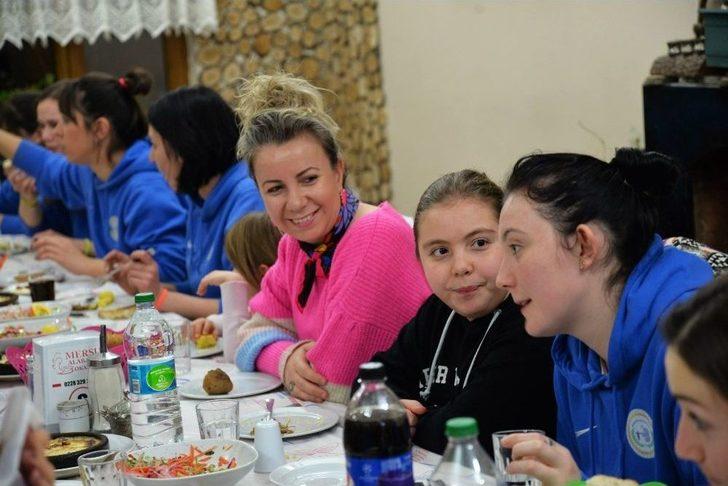 Başkan Bakıcı Voleybolcular İle Bir Araya Geldi G2