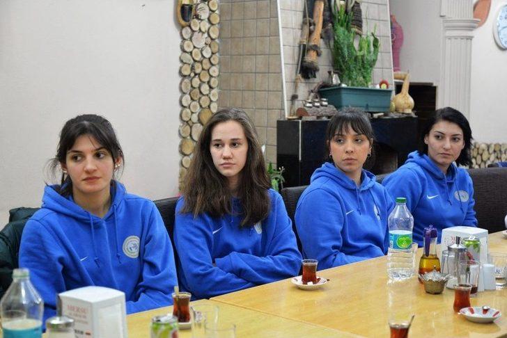 Başkan Bakıcı Voleybolcular İle Bir Araya Geldi G3