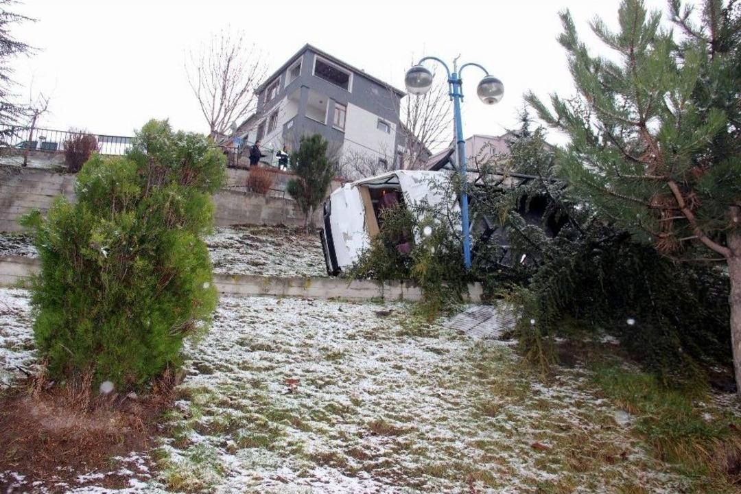 Yoldan &Ccedil;ıkan Kamyonet Parka D&uuml;şt&uuml;, 2&rsquo;si &Ccedil;ocuk 3 Kişi Yaralandı
