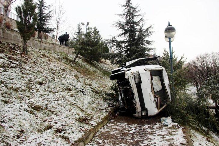 Yoldan Çıkan Kamyonet Parka Düştü, 2’si Çocuk 3 Kişi Yaralandı G1