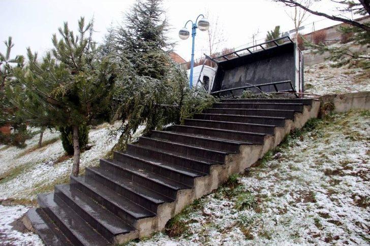 Yoldan Çıkan Kamyonet Parka Düştü, 2’si Çocuk 3 Kişi Yaralandı G2