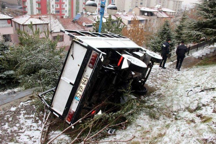 Yoldan Çıkan Kamyonet Parka Düştü, 2’si Çocuk 3 Kişi Yaralandı G3