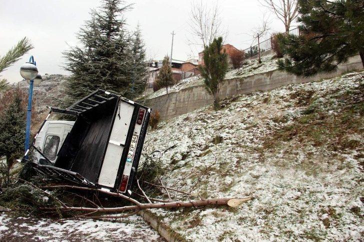 Yoldan Çıkan Kamyonet Parka Düştü, 2’si Çocuk 3 Kişi Yaralandı G4