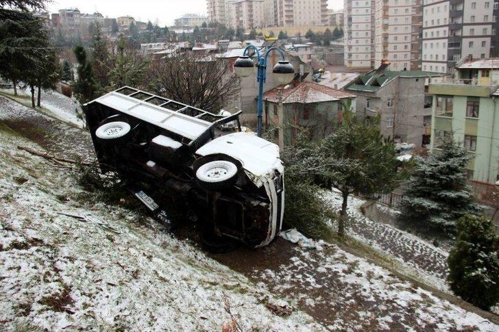 Yoldan Çıkan Kamyonet Parka Düştü, 2’si Çocuk 3 Kişi Yaralandı G5