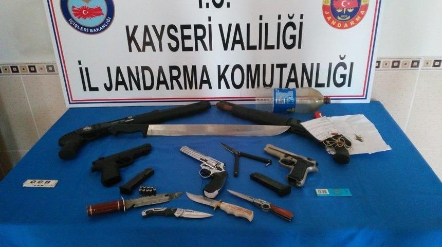 24 Adreste Uyuşturucu Operasyonu