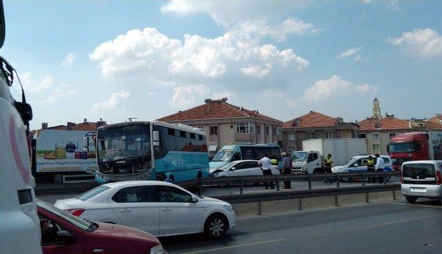 (özel) Özel Halk Otobüsü Bariyerlere Çıktı, Faciadan Dönüldü