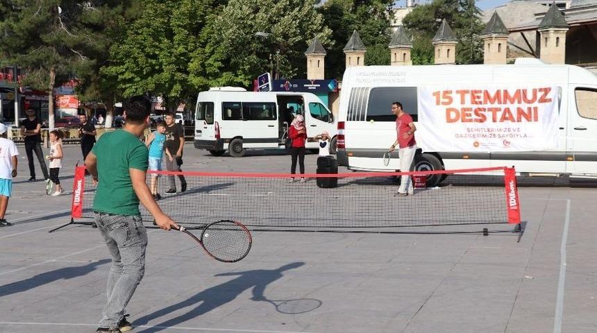 Karaman&rsquo;da 15 Temmuz Anısına Sokak Tenisi Şenliği Yapıldı