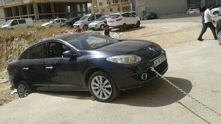 İnşaat Boşluğuna Kayan Araç Dakikalarca Asılı Kaldı