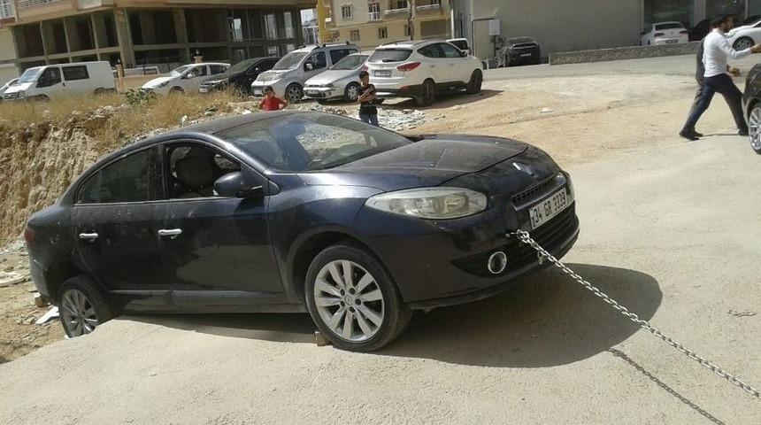 İnşaat Boşluğuna Kayan Araç Dakikalarca Asılı Kaldı