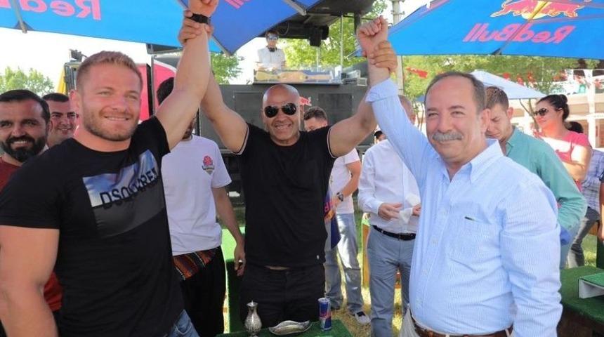 Başakşehir’de Sokak Hayvanlarına 1 Kap Su 1 Kap Mama