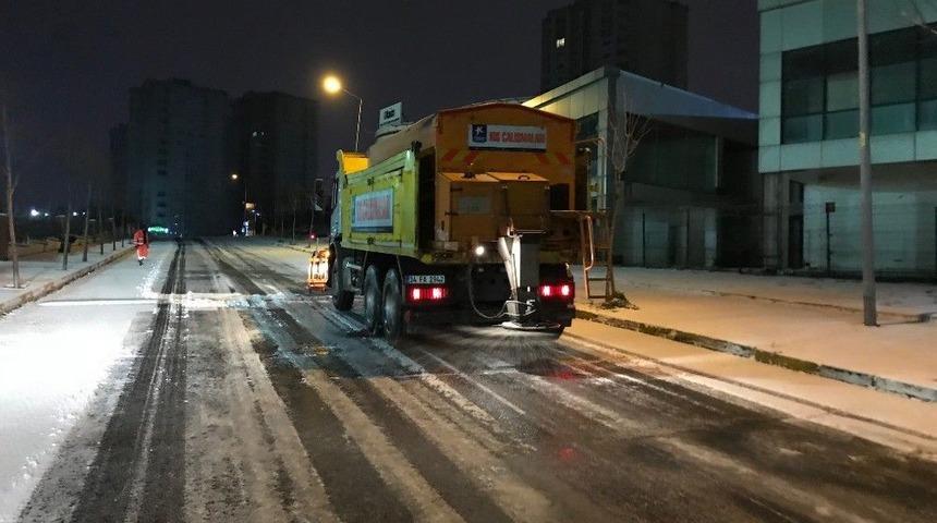 K&uuml;&ccedil;&uuml;k&ccedil;ekmece&rsquo;de Ekipler Gece Boyunca Karla M&uuml;cadele Etti