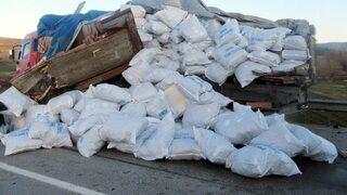 Kamyona Çarpan Tır Devrildi: 2 Yaralı