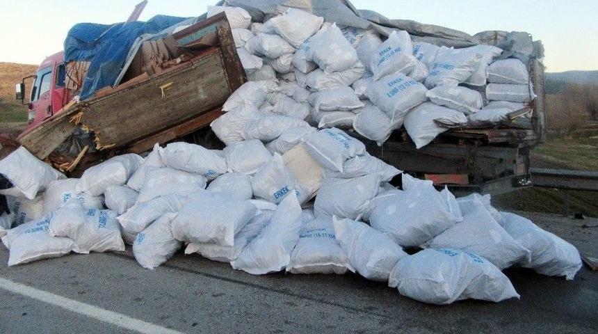 Kamyona Çarpan Tır Devrildi: 2 Yaralı