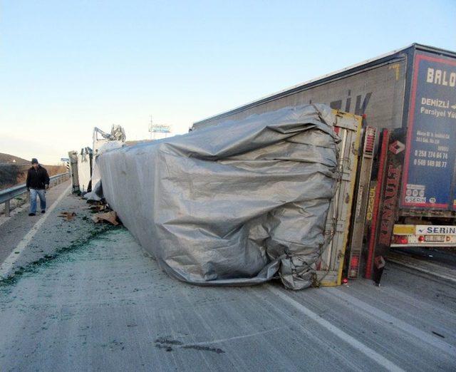 Kamyona Çarpan Tır Devrildi: 2 Yaralı