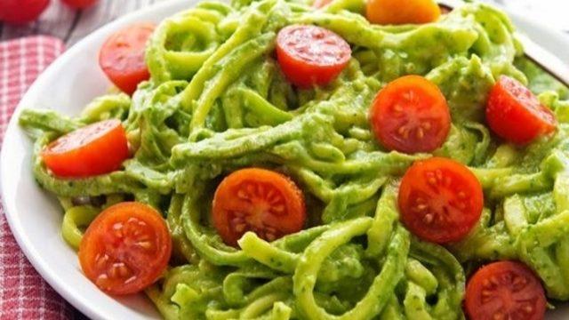 Avokado Pesto Soslu Kabak Makarnası
