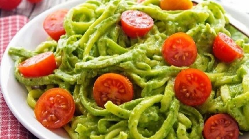 Avokado Pesto Soslu Kabak Makarnası