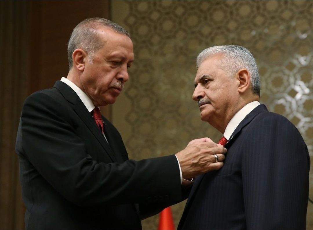 Cumhurbaşkanı Recep Tayyip Erdoğan Tarafından Tbmm Başkanı Binali Yıldırım&rsquo;a Cumhurbaşkanlığı K&uuml;lliyesinde D&uuml;zenlenen T&ouml;renle Devlet Şeref Madalyası Tevcih Edildi.