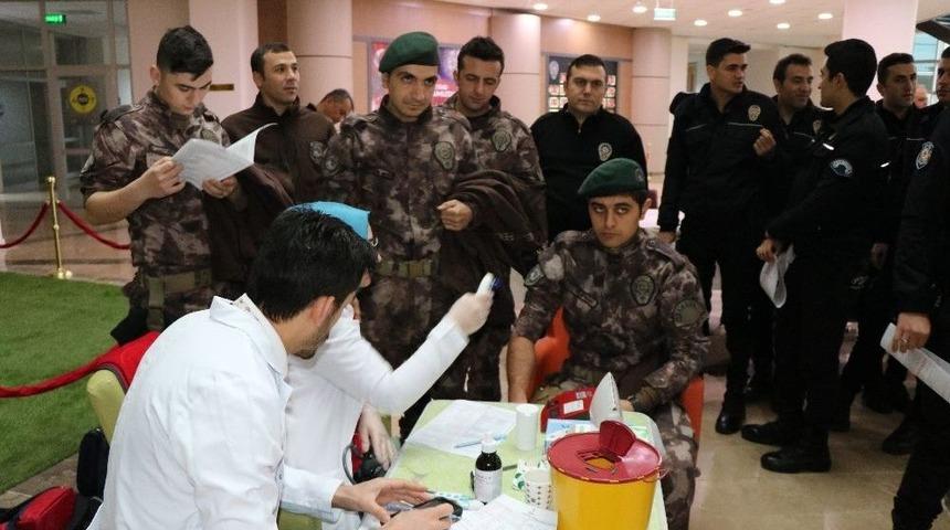 Samsun&rsquo;da Polisler Kan Vermek İ&ccedil;in Kuyruk Oluşturdu