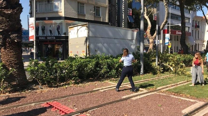 Kamyonet &Ccedil;ınara &Ccedil;arptı, Tramvay Seferleri Aksadı