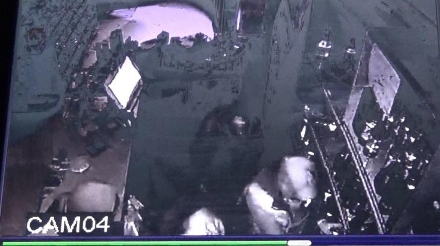 Marketi 1 Dakika İçinde Soyan Hırsızlar Kayıplara Karıştı