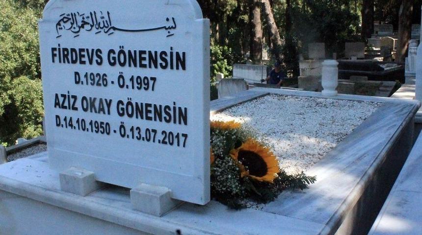 Gazeteci Okay G&ouml;nensin &Ouml;l&uuml;m&uuml;n&uuml;n Birinci Yılında Mezarı Başında Anıldı
