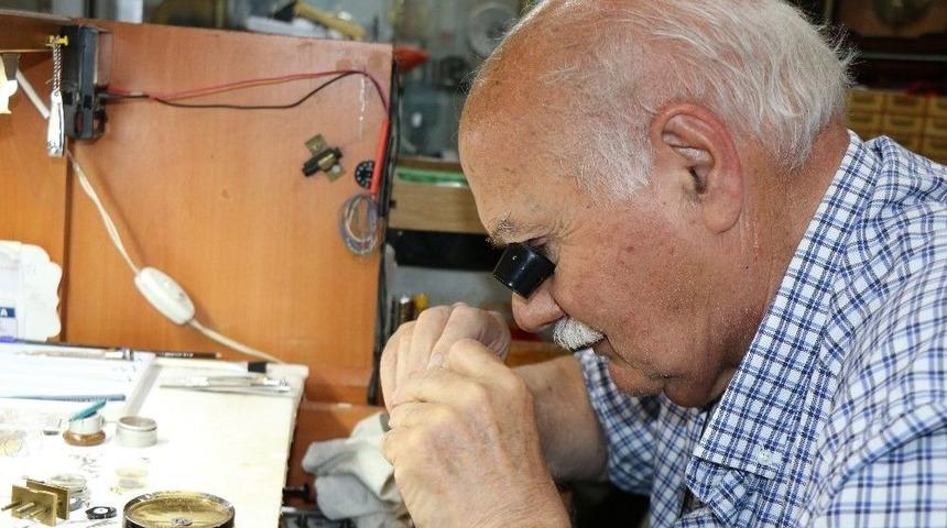 Samsun&rsquo;un En Eski Saat Tamircileri Zamana Direniyor