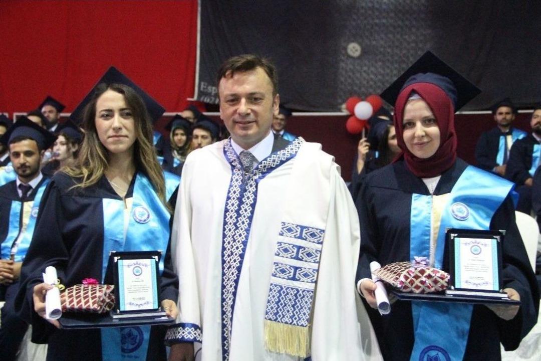 Esog&uuml; Tıp Fak&uuml;ltesi&rsquo;nde Mezuniyet Coşkusu