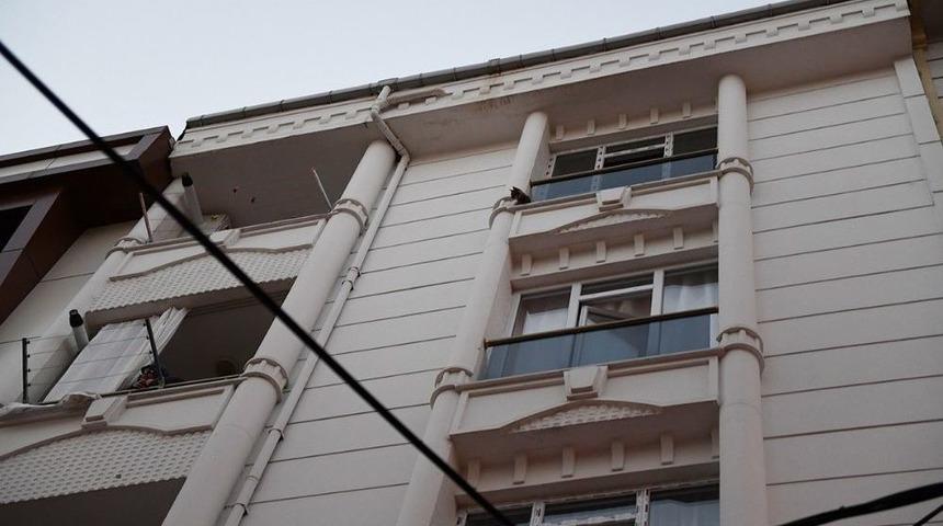 Evde Aç Ve Susuz Kalan Kediyi Belediye Ekipleri Kurtardı