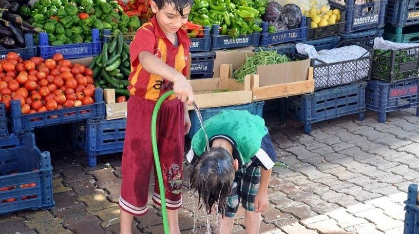 Çöl Sıcaklarında Çocuklar Hortumla Birbirlerini Islatarak Serinletti