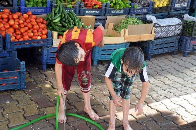 Çöl Sıcaklarında Çocuklar Hortumla Birbirlerini Islatarak Serinletti