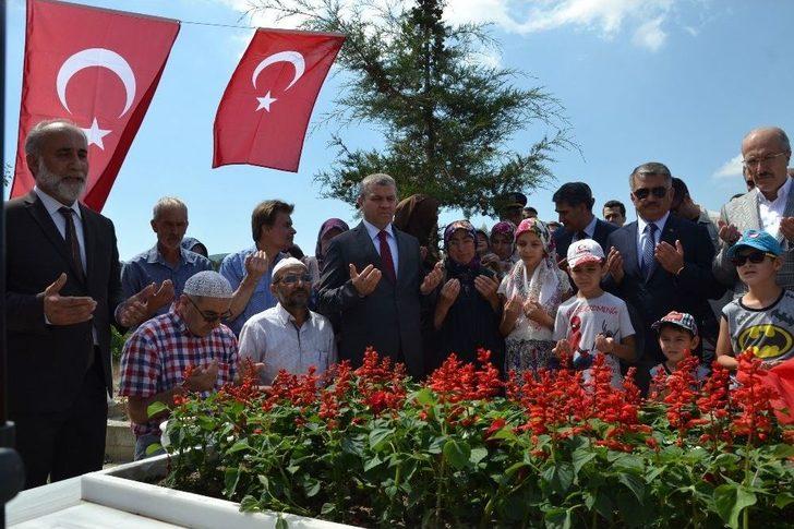 15 Temmuz Kahramanı Şehit Polis Turgut Solak Kabri Başında Anıldı G4