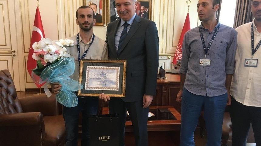 Başkan Mevl&uuml;t Uysal, Yangından 10 &Ccedil;ocuğu Kurtaran İski Personeline Hediye Takdim Etti