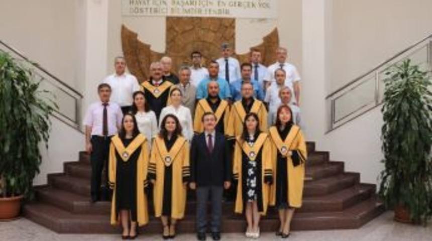 Unvanda Y&uuml;kselen Akademisyenlere C&uuml;bbeleri Giydirildi