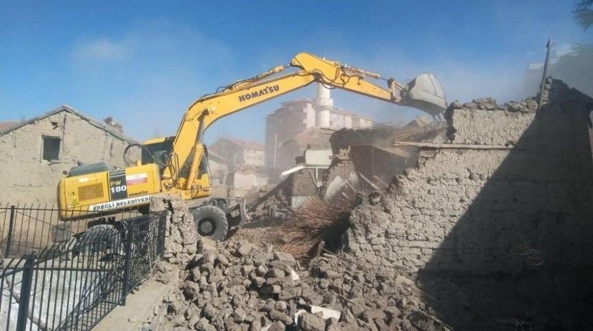 Ereğli&rsquo;de Metruk Binalar Yıkılıyor