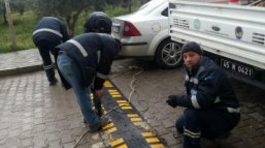 &Ouml;ğrencilerin G&uuml;venliği İ&ccedil;in Kasis Ve Levhalar Yerleştirildi