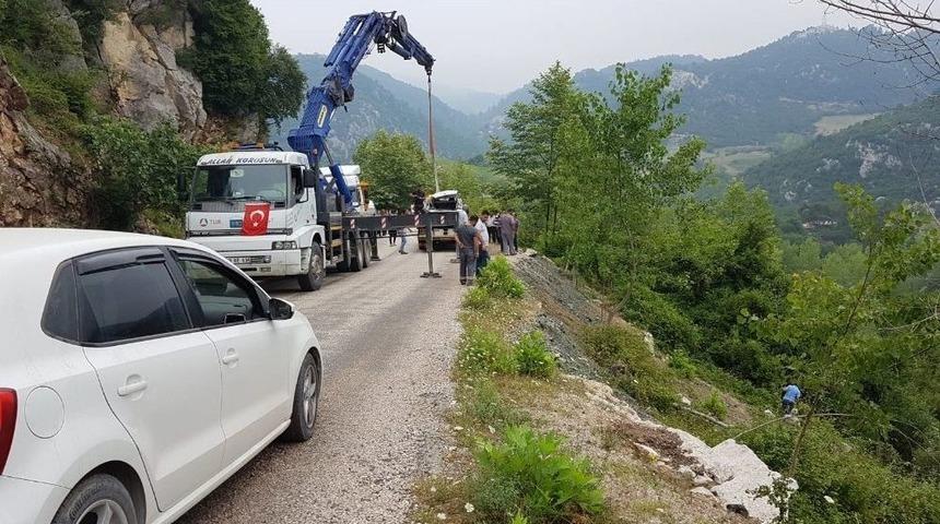 Otomobil U&ccedil;uruma Yuvarlandı: 1&rsquo;i Ağır 2 Yaralı