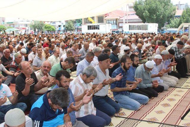 Erzincan’da Binlerce Kişi Meydanda Cuma Namazı Kıldı