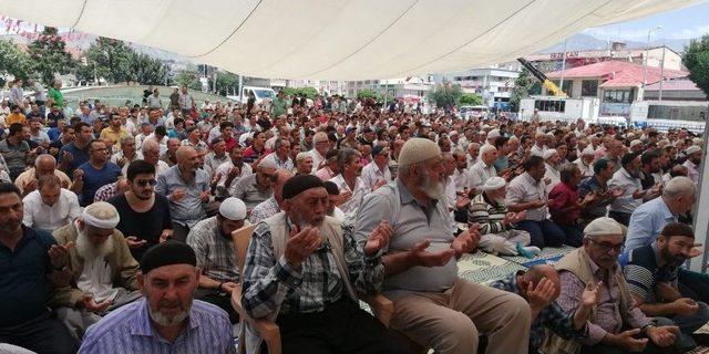 Erzincan’da Binlerce Kişi Meydanda Cuma Namazı Kıldı