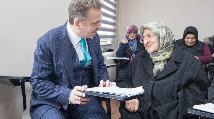 Nasırlaşmış Elleri 77 Yaşında Kalem Tuttu