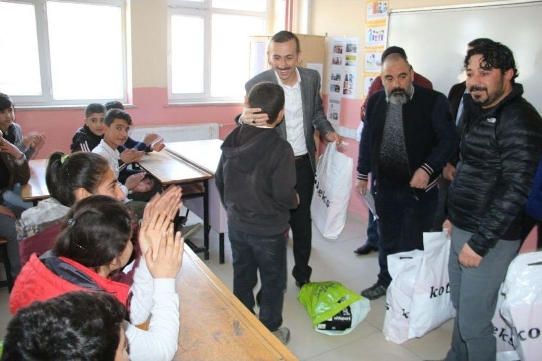 Başkan Vekili &Ccedil;i&ccedil;ekli&rsquo;den &Ouml;ğrencilere Malzeme Desteği