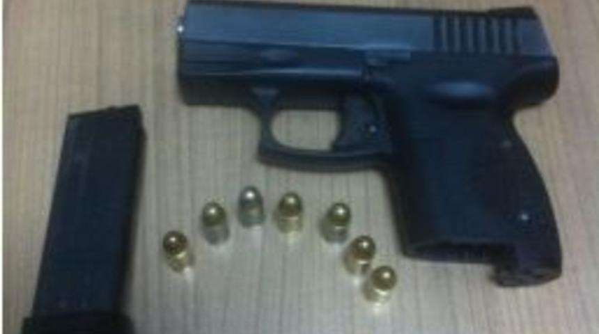 Ş&uuml;pheli Şahsın &Uuml;zerinden Silah Ve Mermiler &Ccedil;ıktı