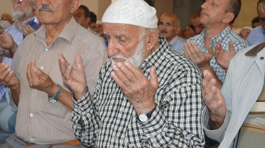 Kastamonu&rsquo;da 3 Bin Kişi, 15 Temmuz Şehitleri İ&ccedil;in Ellerini Semaya Kaldırdı