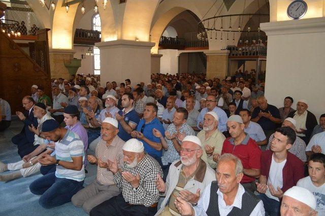 Kastamonu’da 3 Bin Kişi, 15 Temmuz Şehitleri İçin Ellerini Semaya Kaldırdı