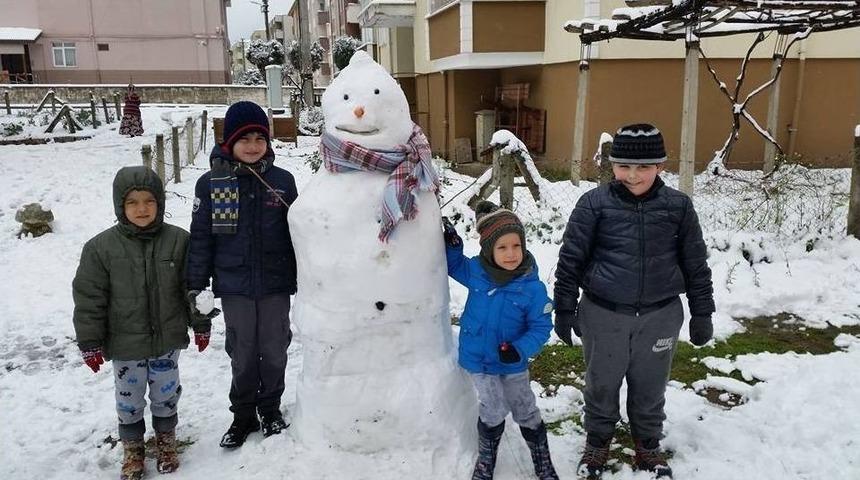 Kar Yağışı &Ccedil;ocukları Sevindirdi