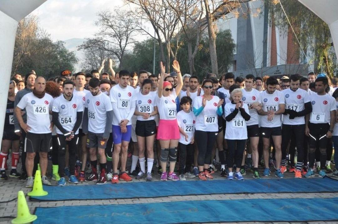 Şehitler İ&ccedil;in Koştular