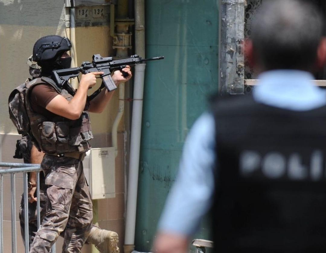 Bursa&rsquo;da Annesini Rehin Alıp Bırakan Ve Polislere Direnen Şahıs Teslim Oldu