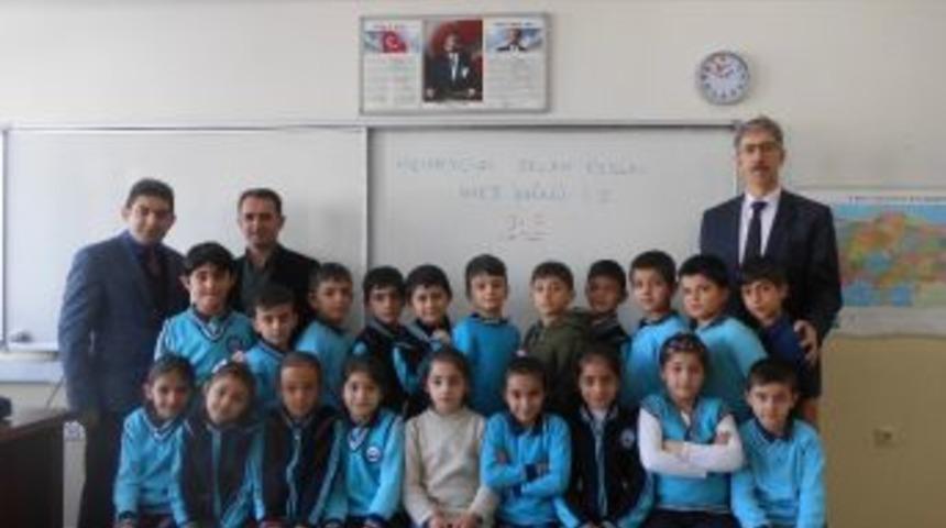 Minikler Har&ccedil;lıklarını Mehmet&ccedil;ik Vakfına Bağışladılar