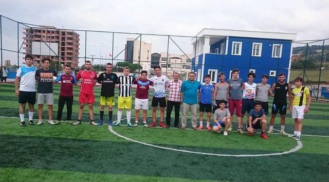 Samsun&rsquo;da Gen&ccedil;leri K&ouml;t&uuml; Alışkanlıklardan Korumak İ&ccedil;in Futbol Turnuvası D&uuml;zenlendi 1