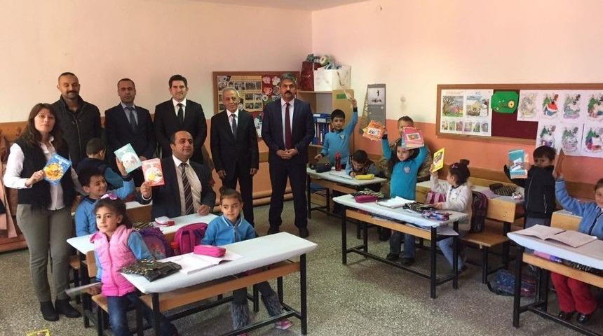 Kaymakam Akgül, Öğrencilere Kitap Dağıttı